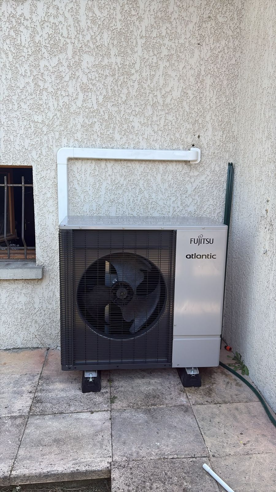 Unité extérieure de climatisation réversible air/air posée par L2B ENERGIES