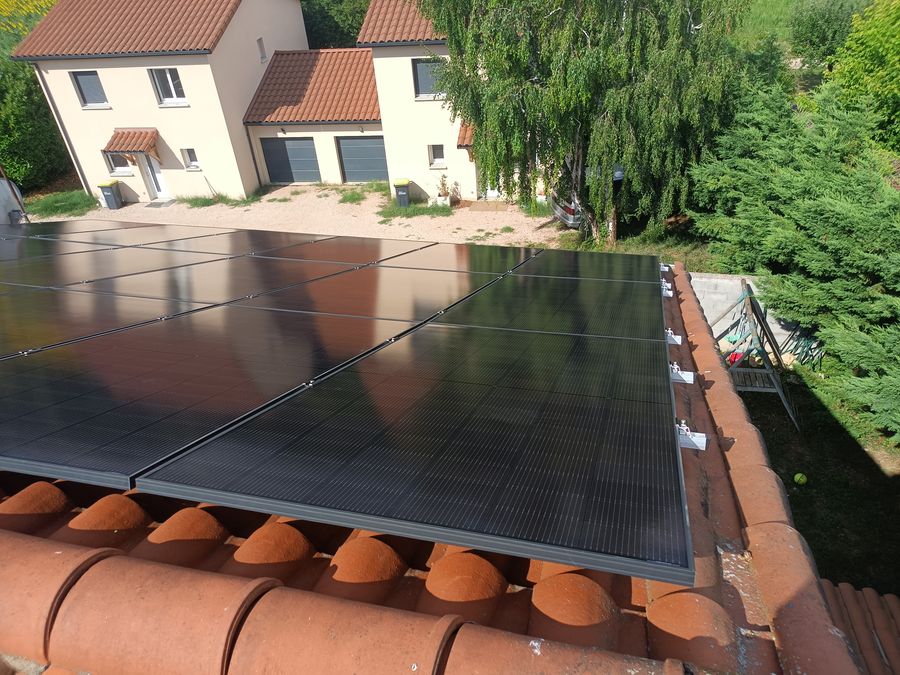 Panneaux solaires photovoltaïques installés sur la toiture d'un pavillon